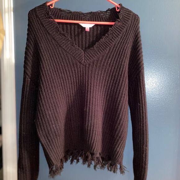 Black sweater - it’s pulling red in the light never worn - Picture 1 of 2